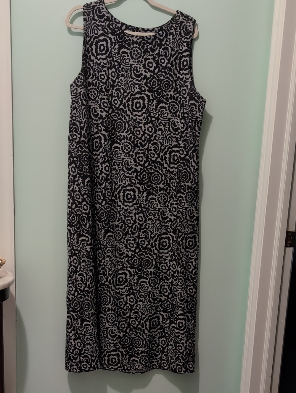 Ripskirt Sleeveless Black and White Floral Shift Dress